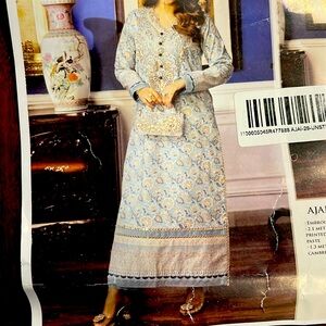 Gently used Asim Jofa size smalll to medium beautiful elegant piece. Party wear